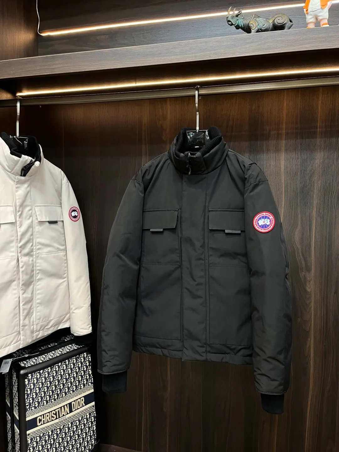 P800 counter quality Canadian Goose 24 latest fashion designer down jackets in 2025💟Big Goose’s popular stand-collar down jacket, popular down jacket, filled with 90# white goose down, every detail shows high-end craftsmanship. The design changes of structural tailoring show the diverse image changes of men. The slim fit and tailored fit meet the current popular multi-layered wear and versatile style in life! Color: Black Gray Size: XS-XXL